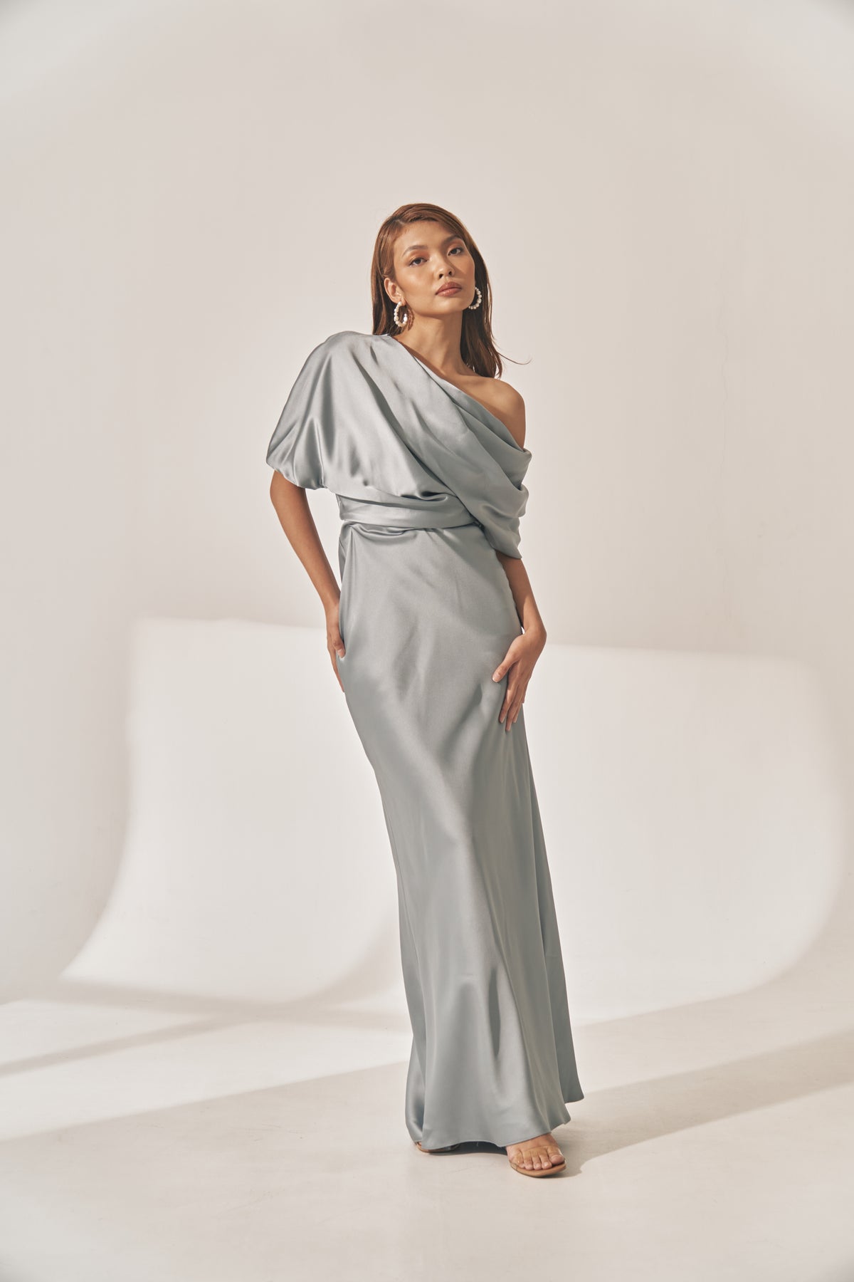 Asymmetrical Sleeve Gown – VESTIDO