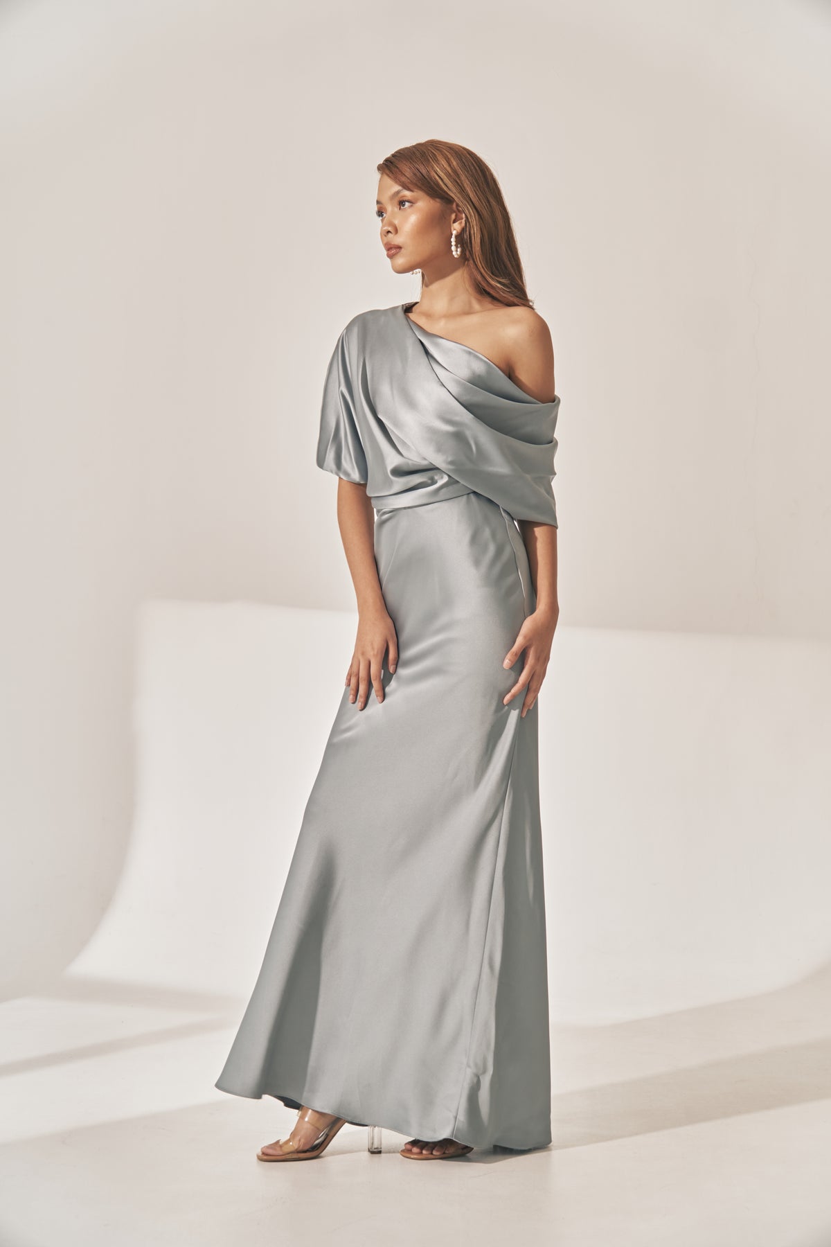 Asymmetrical Sleeve Gown – VESTIDO