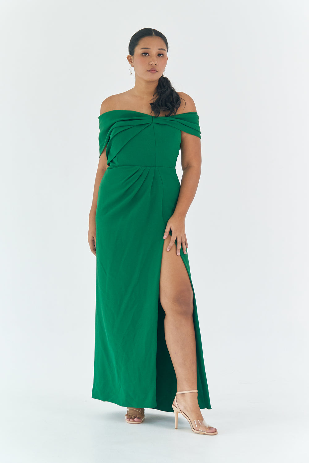 Green off shoulder gown vestido